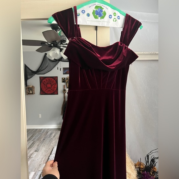 REVELRY LONDON - BURGUNDY VELVET
SIZE 4 (PETITE) Bridesmaid Dress - Picture 6 of 12